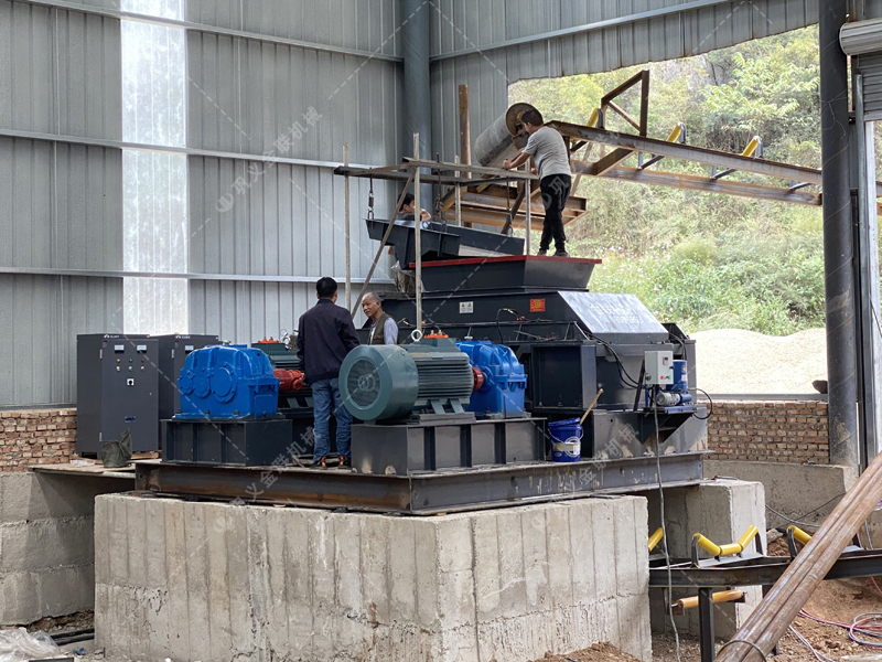 大型砂石廠購置一臺重型對輥破碎機(jī)需要投資多少？